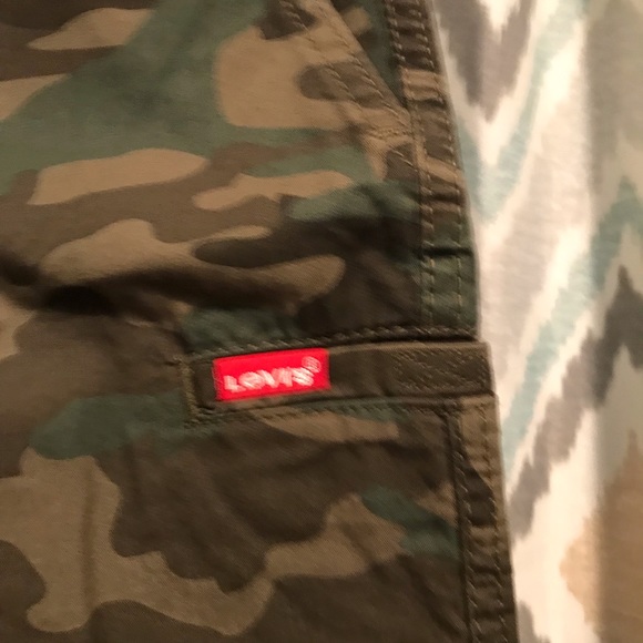 Levi’s Brand New Boys Camo Shorts Zipper Button Closure Pockets Belt Loops 7 Reg - Picture 2 of 4